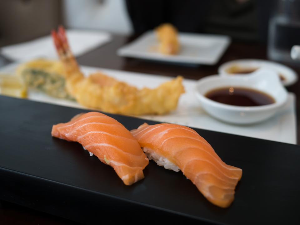 Bandeja de sushi variado