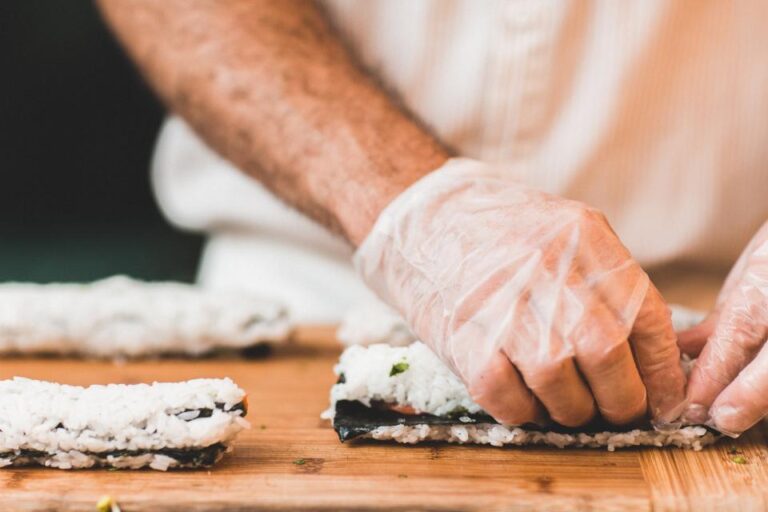 Chef preparando sushi en la barra